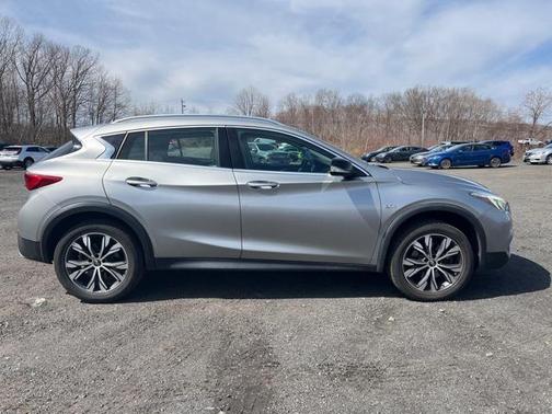 2017 INFINITI QX30 Premium