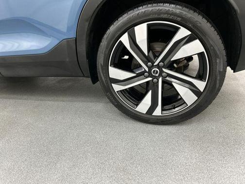 2023 Volvo XC40 B5 Plus Dark Theme