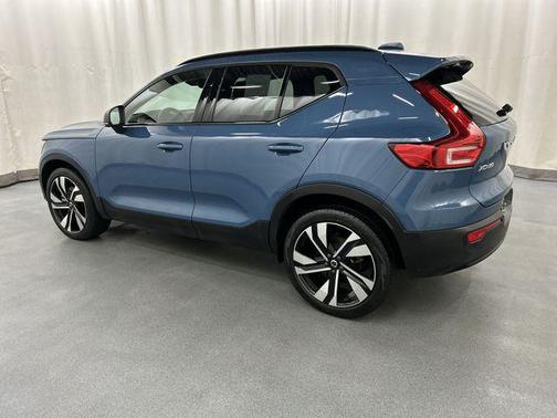 2023 Volvo XC40 B5 Plus Dark Theme