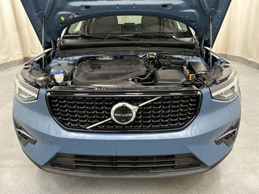 2023 Volvo XC40 B5 Plus Dark Theme