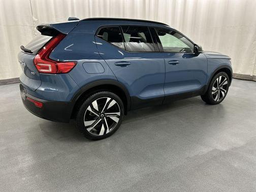 2023 Volvo XC40 B5 Plus Dark Theme