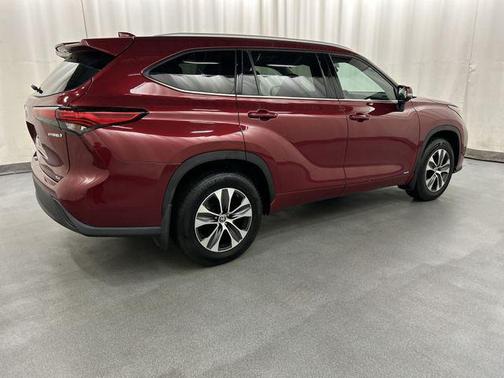 2022 Toyota Highlander Hybrid XLE