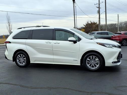 2021 Toyota Sienna XLE 7 Passenger