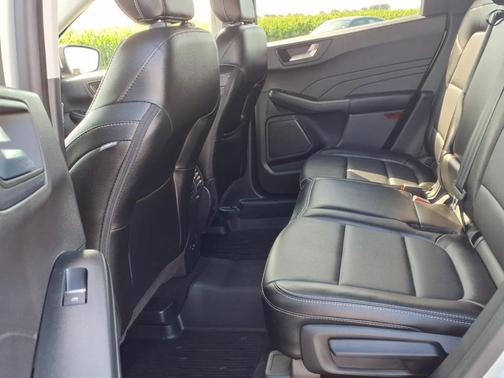 White 2022 Ford Escape SEL