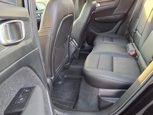 2021 Volvo XC40 T5 Momentum