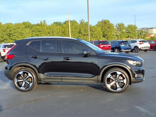 2021 Volvo XC40 T5 Momentum