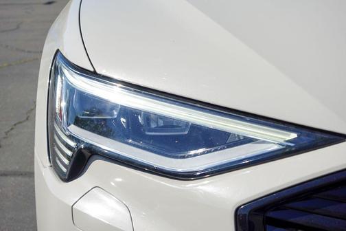 2022 Audi e-tron Premium Plus