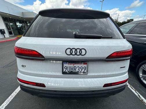 Glacier White Metallic 2025 Audi Q7 55 Premium Plus