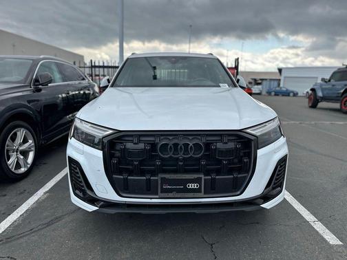 Glacier White Metallic 2025 Audi Q7 55 Premium Plus