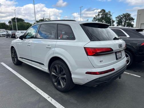 Glacier White Metallic 2025 Audi Q7 55 Premium Plus