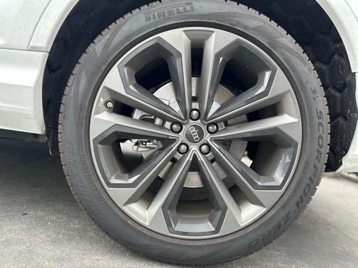 Glacier White Metallic 2025 Audi Q7 55 Premium Plus