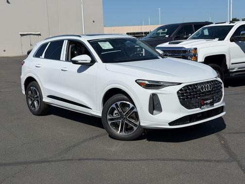 Glacier White Metallic 2026 Audi Q5 PLUS