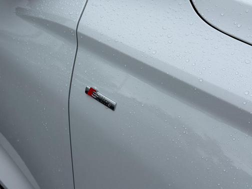 Glacier White 2027 Audi Q6 e-tron Premium