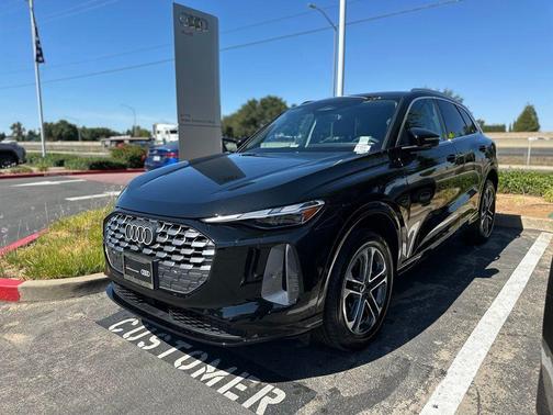 Mythos Black Metallic 2025 Audi Q5 2.0T quattro Premium