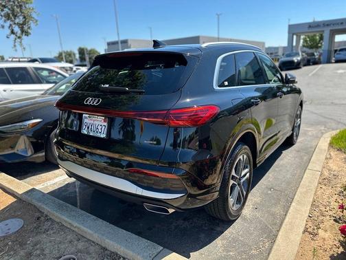 Mythos Black Metallic 2025 Audi Q5 2.0T quattro Premium