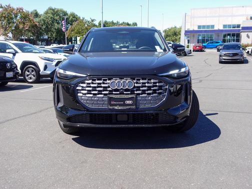 Mythos Black Metallic 2025 Audi Q5 2.0T quattro Premium