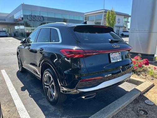 Mythos Black Metallic 2025 Audi Q5 2.0T quattro Premium