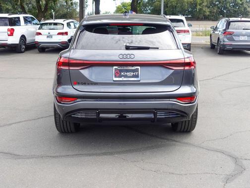 Daytona Gray Pearl 2027 Audi SQ6 e-tron Premium Plus