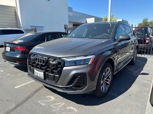 Samurai Gray Metallic 2025 Audi Q7 45 Premium Plus