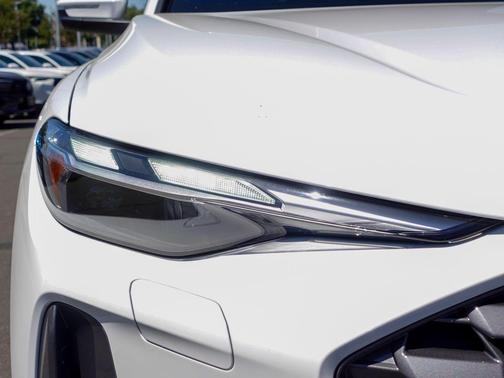 White 2025 Audi Q5 2.0T quattro Premium