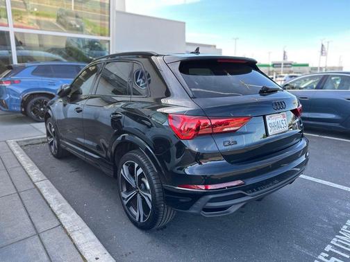 Mythos Black Metallic 2023 Audi Q3 45 S line Premium