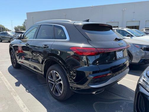 Mythos Black Metallic 2025 Audi Q5 2.0T quattro Premium