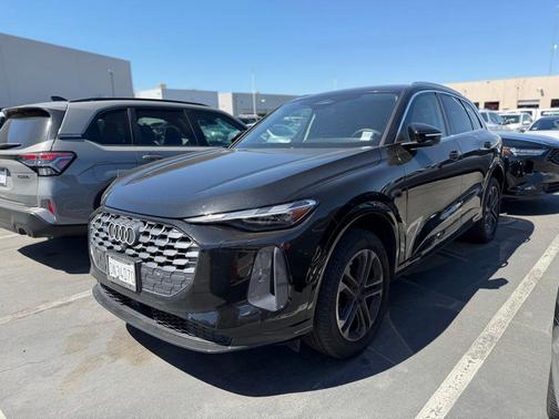 Mythos Black Metallic 2025 Audi Q5 2.0T quattro Premium
