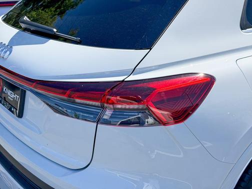 Glacier White Metallic 2023 Audi Q4 e-tron 40 Premium Plus
