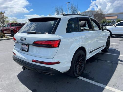 Glacier White Metallic 2025 Audi Q7 45 Premium Plus
