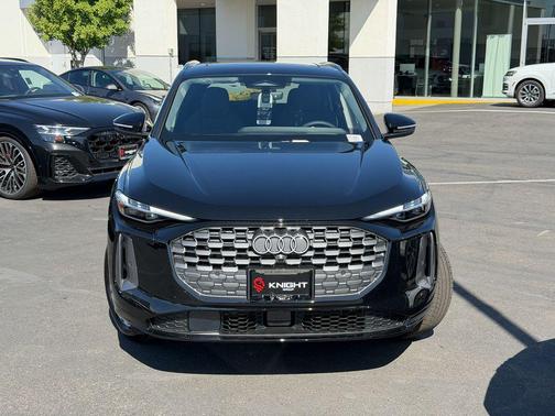 Mythos Black Metallic 2026 Audi Q5 PLUS