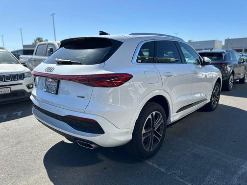 White 2025 Audi Q5 2.0T quattro Premium
