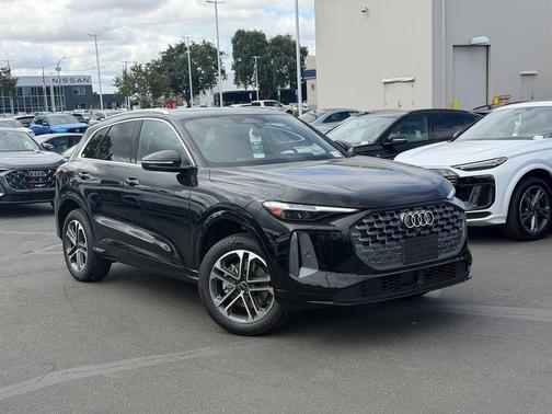 Mythos Black Metallic 2026 Audi Q5 PLUS