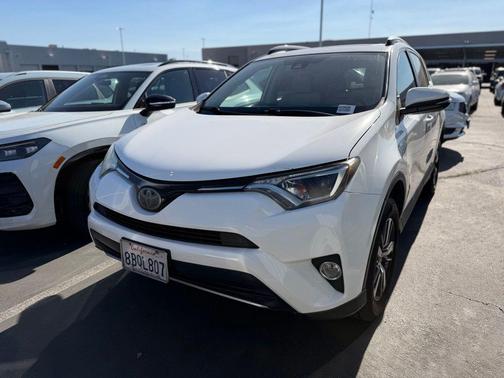 Super White 2018 Toyota RAV4 XLE