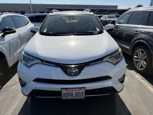 Super White 2018 Toyota RAV4 XLE