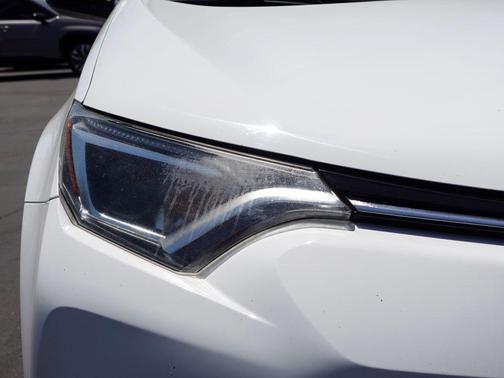 Super White 2018 Toyota RAV4 XLE