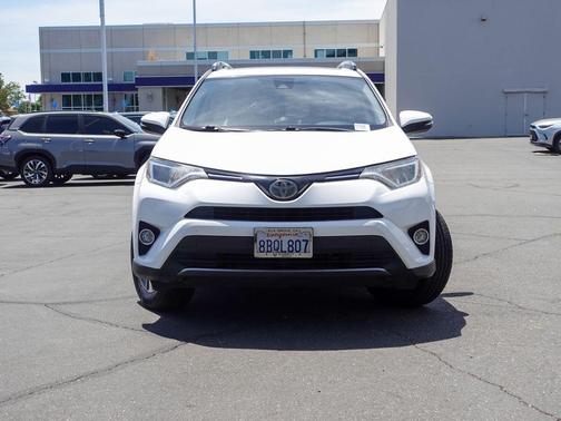 Super White 2018 Toyota RAV4 XLE