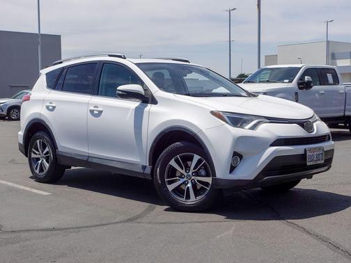 Super White 2018 Toyota RAV4 XLE