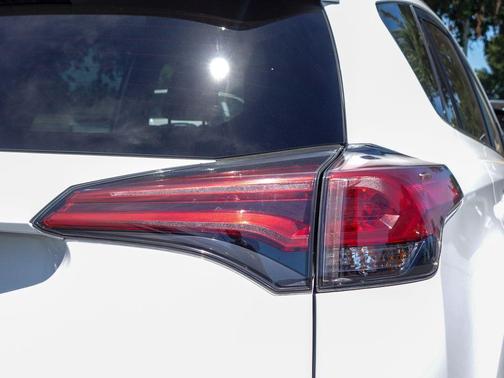 Super White 2018 Toyota RAV4 XLE