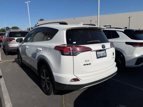 Super White 2018 Toyota RAV4 XLE