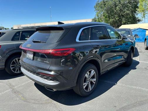 Mythos Black Metallic 2025 Audi Q5 2.0T quattro Premium