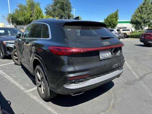 Mythos Black Metallic 2025 Audi Q5 2.0T quattro Premium