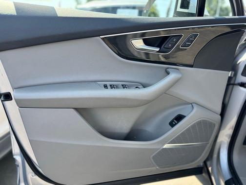 2022 Audi Q7 55 Premium Plus