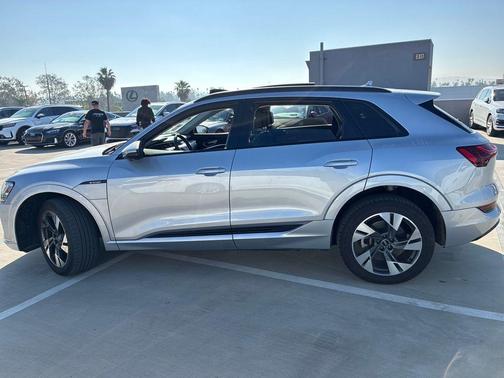 Florett Silver Metallic 2022 Audi e-tron Premium