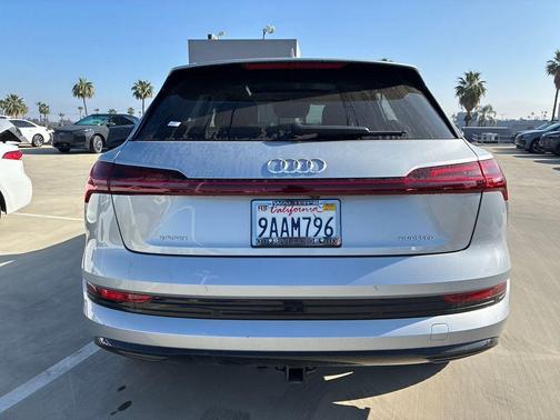 Florett Silver Metallic 2022 Audi e-tron Premium