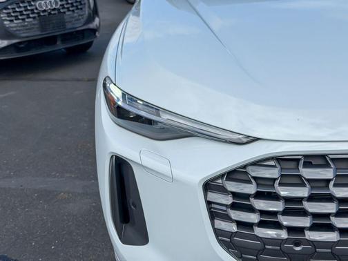 Glacier White Metallic 2026 Audi Q5 PLUS
