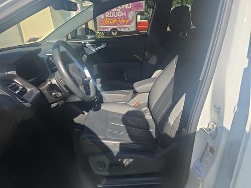 Glacier White Metallic 2023 Audi Q4 e-tron 50 Premium Plus