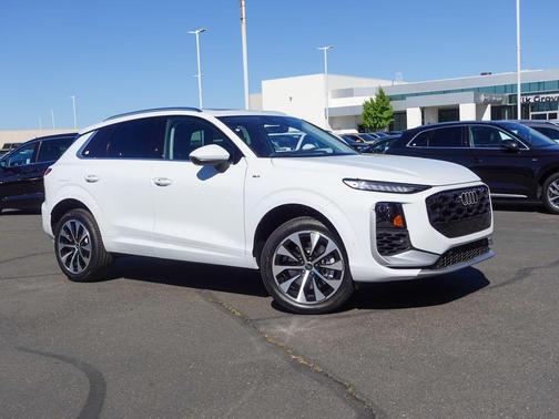 Glacier White Metallic 2026 Audi Q3 S line
