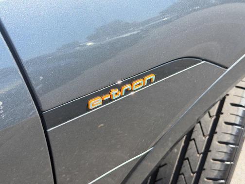 Daytona Gray Pearl Effect 2019 Audi e-tron Prestige