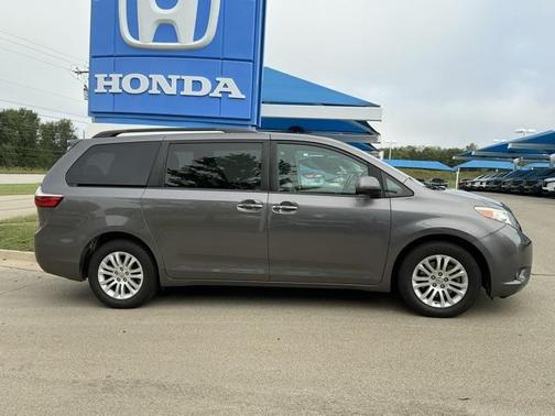 2017 Toyota Sienna XLE