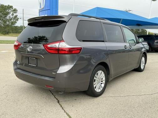 2017 Toyota Sienna XLE